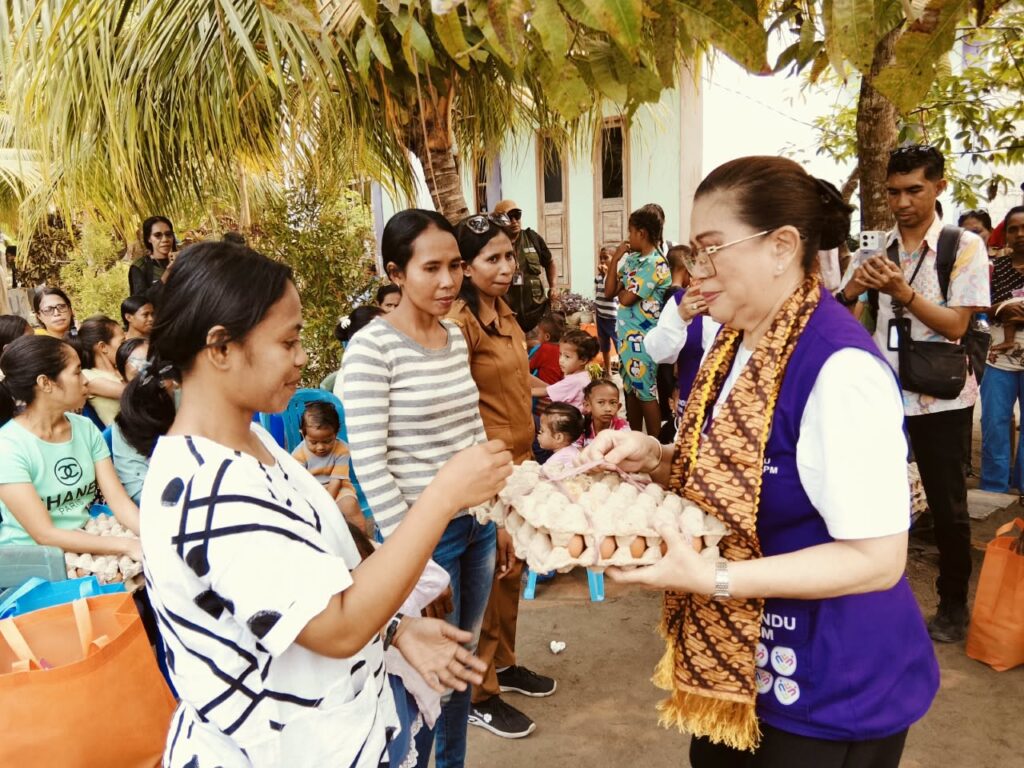 Pengurus Tim PKK Maluku menyerahkan bantuan sarang telur kepada ibu warga Desa Wokam untuk pencegahan stunting