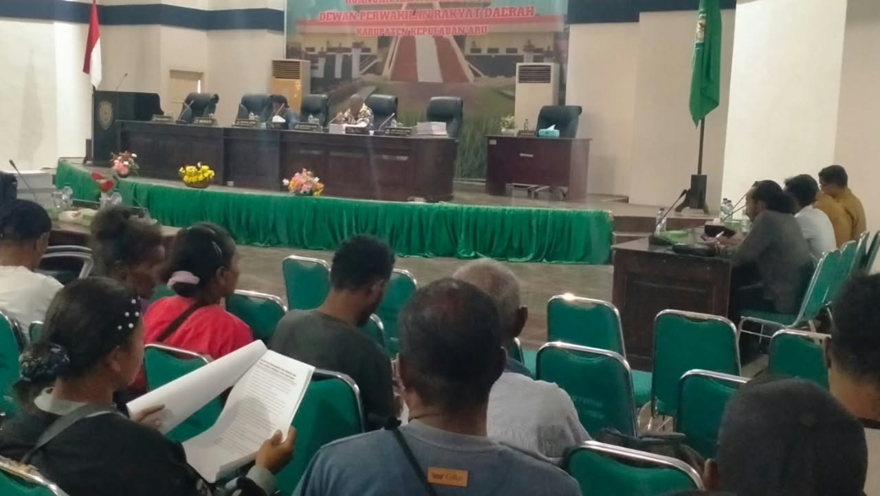 Suasana rapat dengar pendapat di ruang sidang DPRD Kabupaten Kepulauan Aru bersama penambang Galian C yang terdampak penertiban