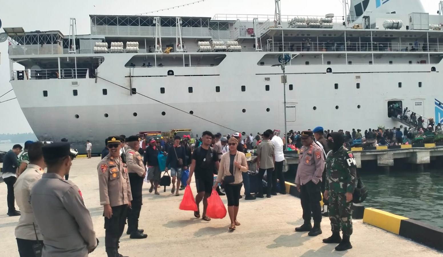Antisipasi Miras dan Narkoba, Aparat Gabungan Gelar Sweeping Penumpang Kapal di Pelabuhan Dobo