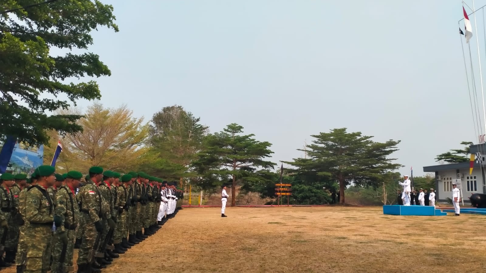 Barisan prajurit TNI AD dan TNI AL mengikuti upacara peringatan HUT ke-81 TNI di lapangan Makolanal Kepulauan Aru